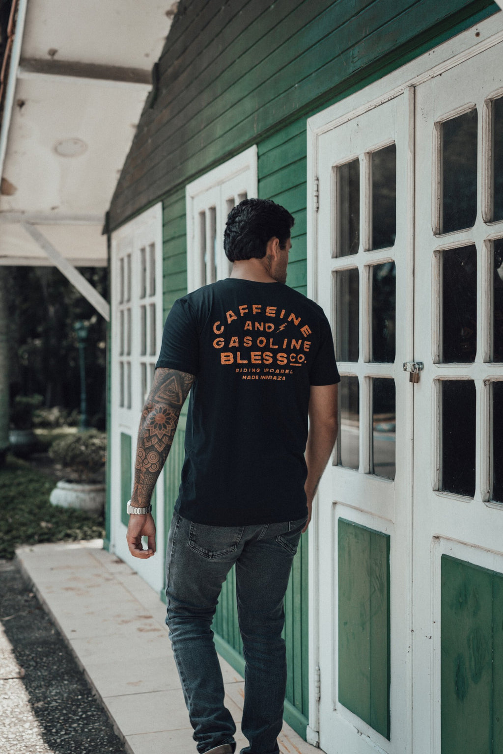 camiseta-bless-caffeine-and-gasoline-black-yellow-g